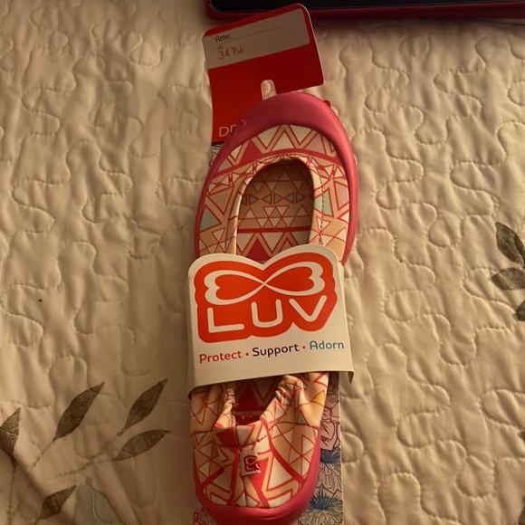 1/$10 or 2/$15 LUV DREAM FLATS Aztec Pink Euro size 34 (2.5) - Picture 2 of 4